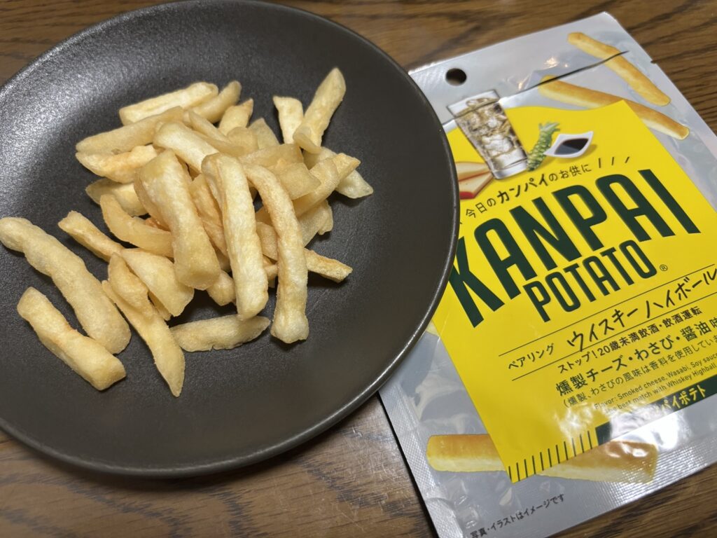 皿に出したKANPAI POTATOのスティック状ポテトスナック