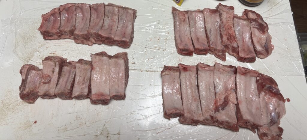 コストコのバックリブを食べやすい大きさにカットした様子