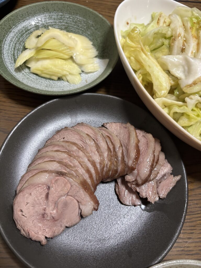 コストコラムショルダーとキャベツやセロリを合わせた食卓