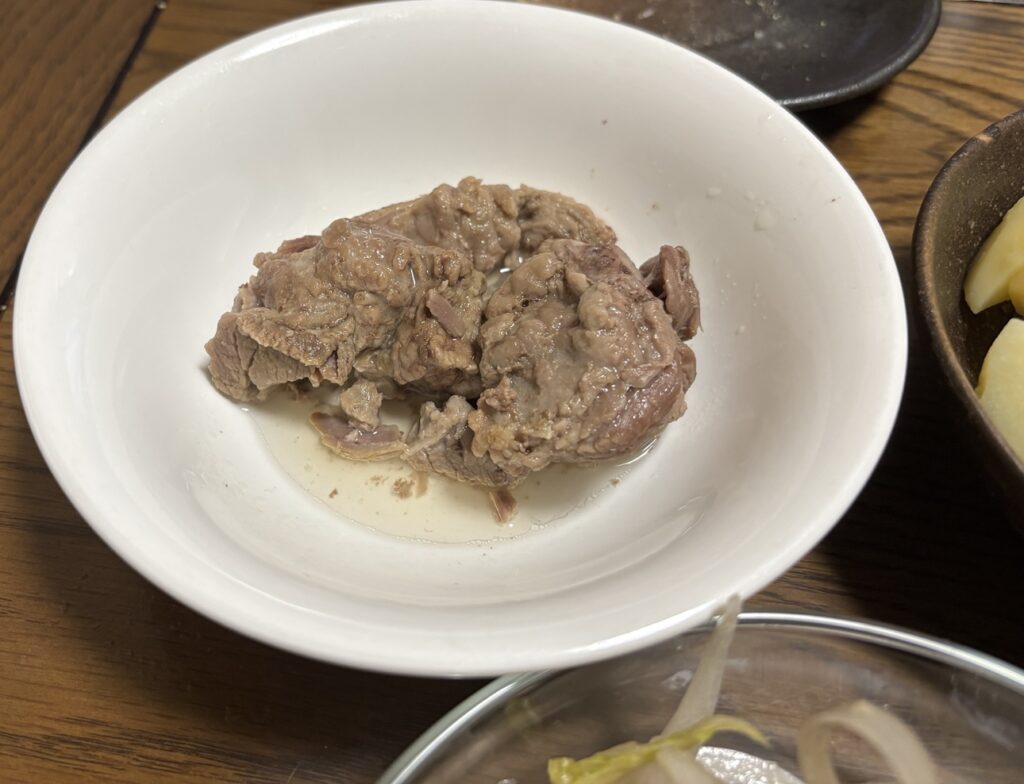 コストコラムショルダーを塩茹でして器に盛り付けた写真