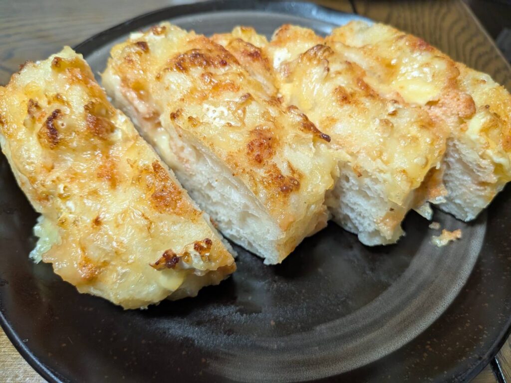 ブリーチーズを入れて焼いためんたいチーズフォカッチャ