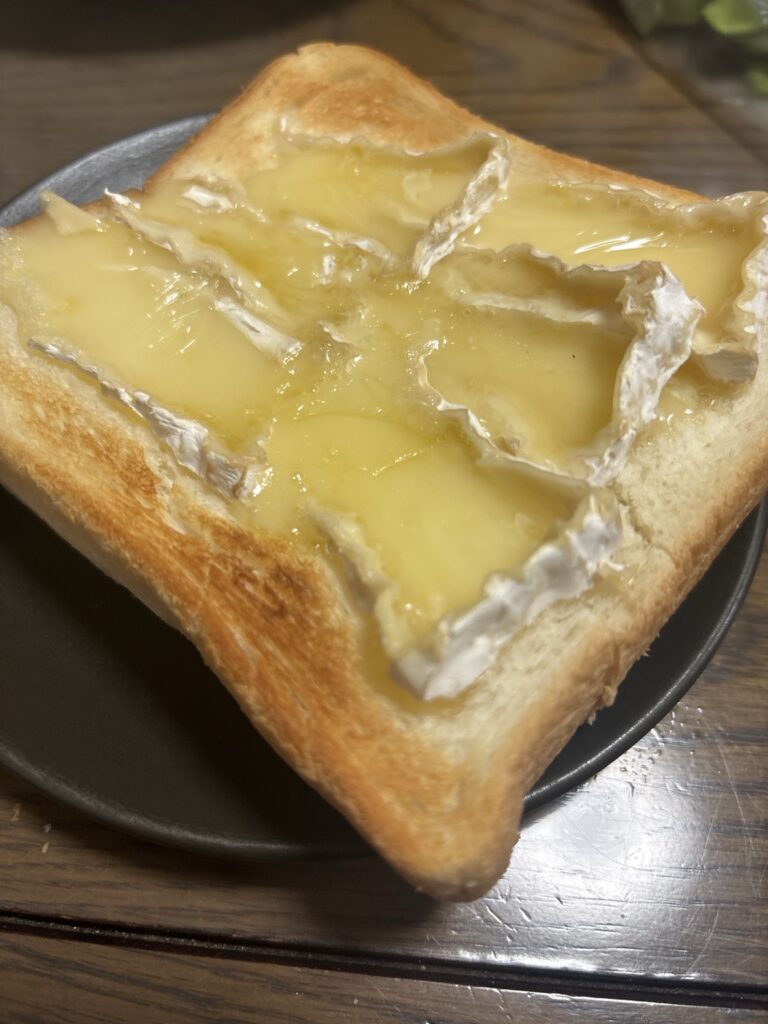 食パンにブリーチーズを乗せたトースト