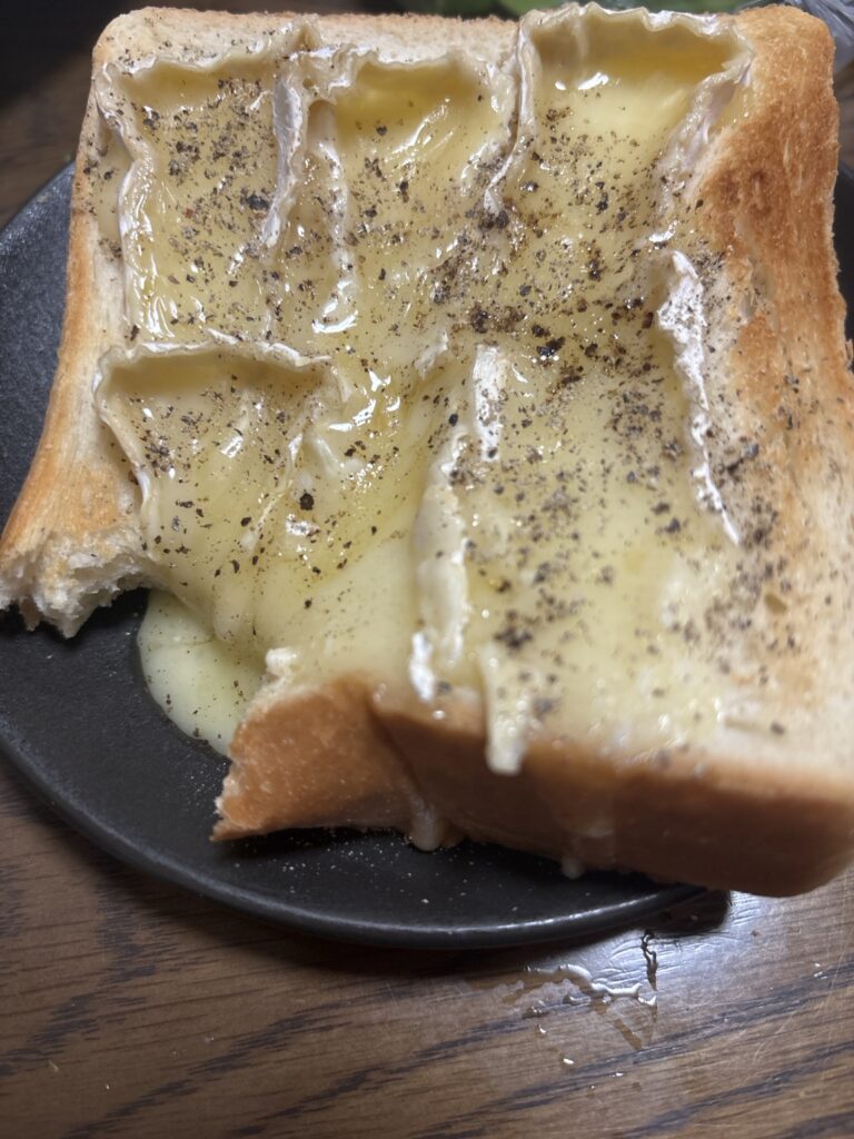 黒胡椒をかけたブリーチーズトースト
