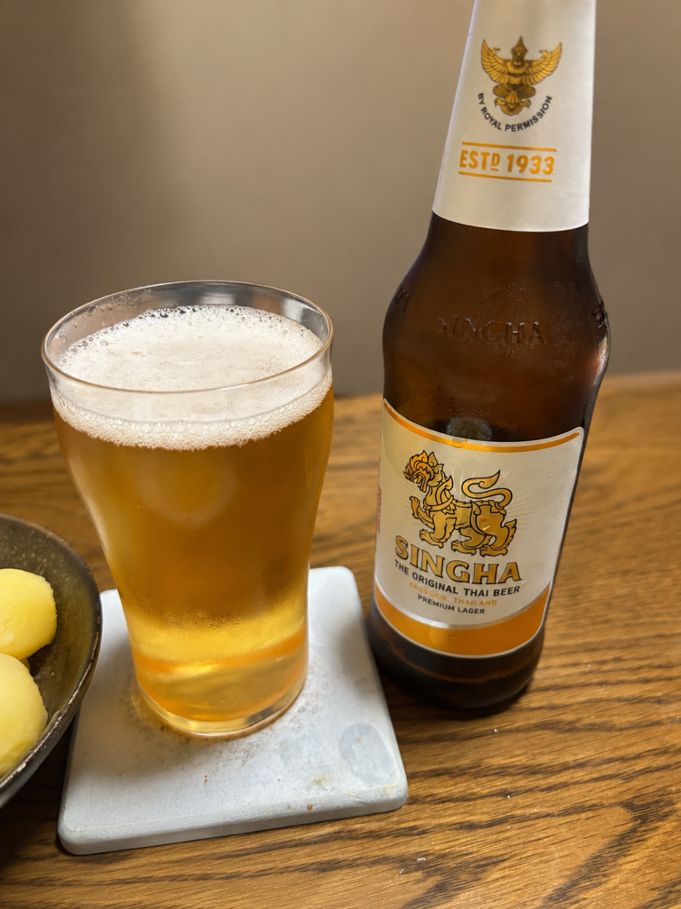 ラムショルダーと合わせたシンハービールとグラス