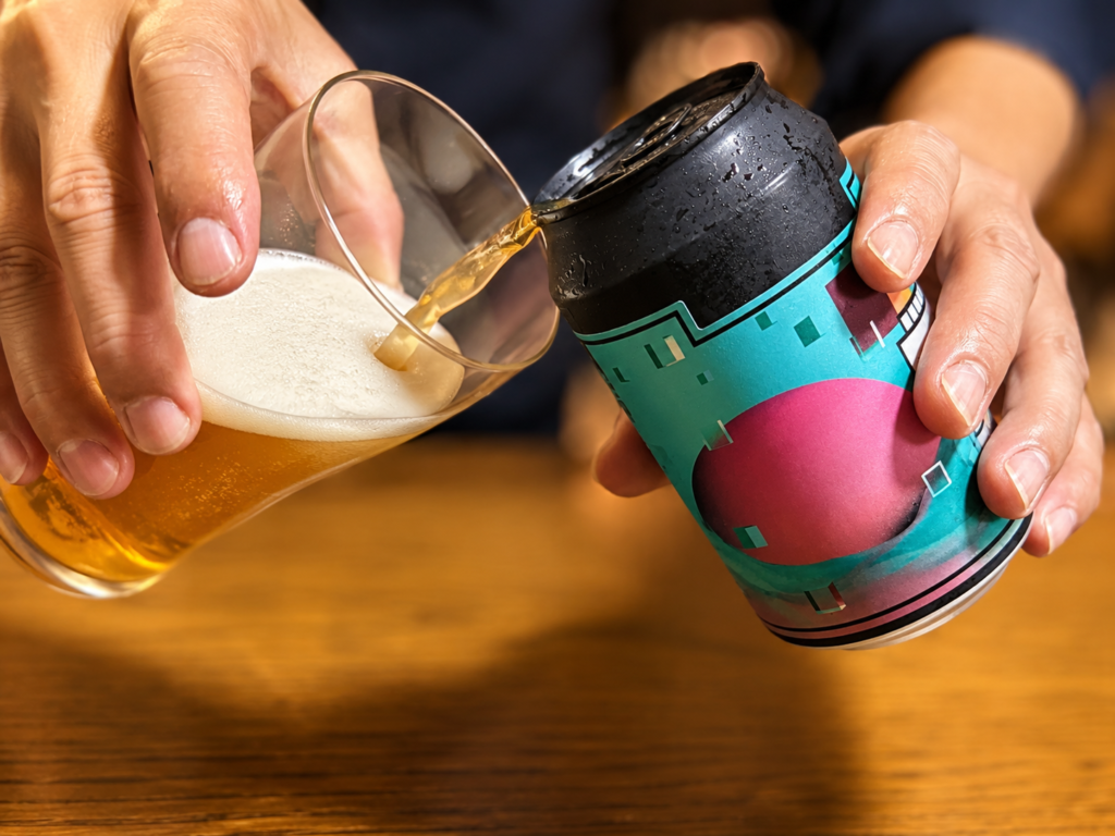 Carbon Brews Staying Aliveをグラスに注いで泡立つ様子