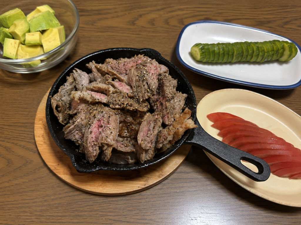 肉が多い部分は塩こしょうで焼いて、カットステーキ風にして食べました。