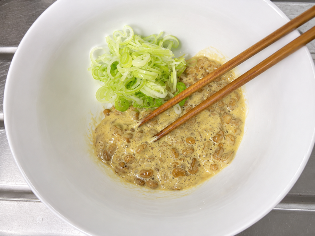納豆にコストコ卵と長ネギを加えた状態