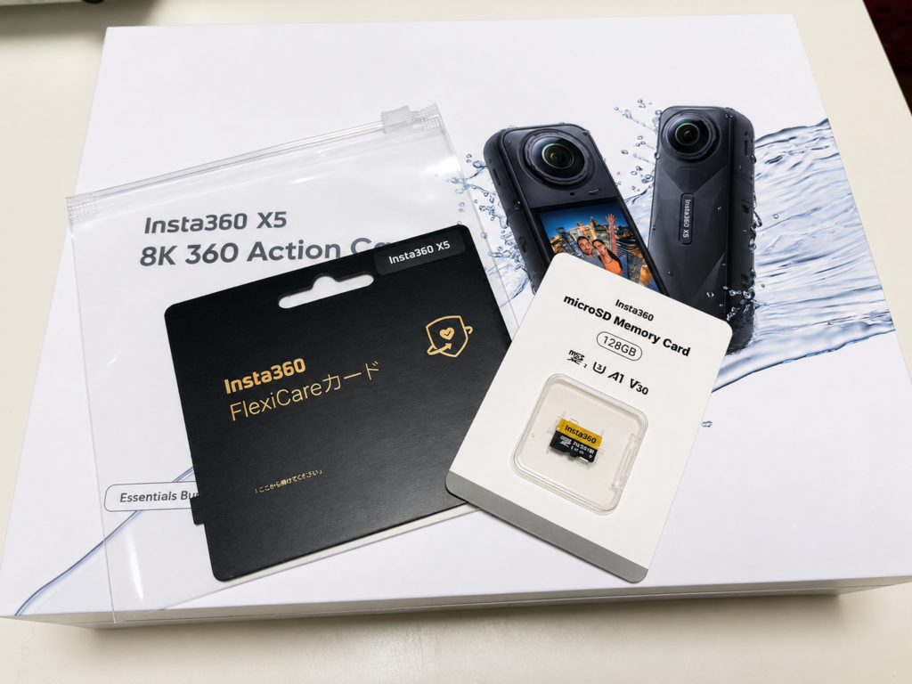 Insta360 X5付属の128GB microSDカードとFLEXICARE