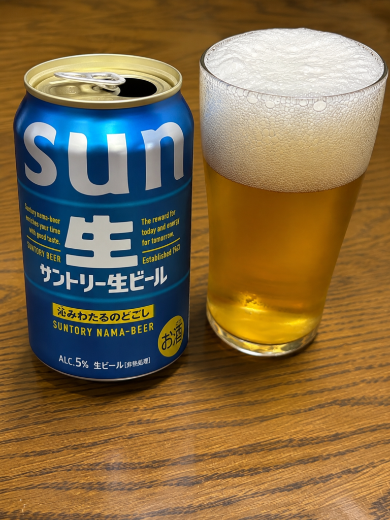 サントリー生ビールをグラスに注いだ様子
