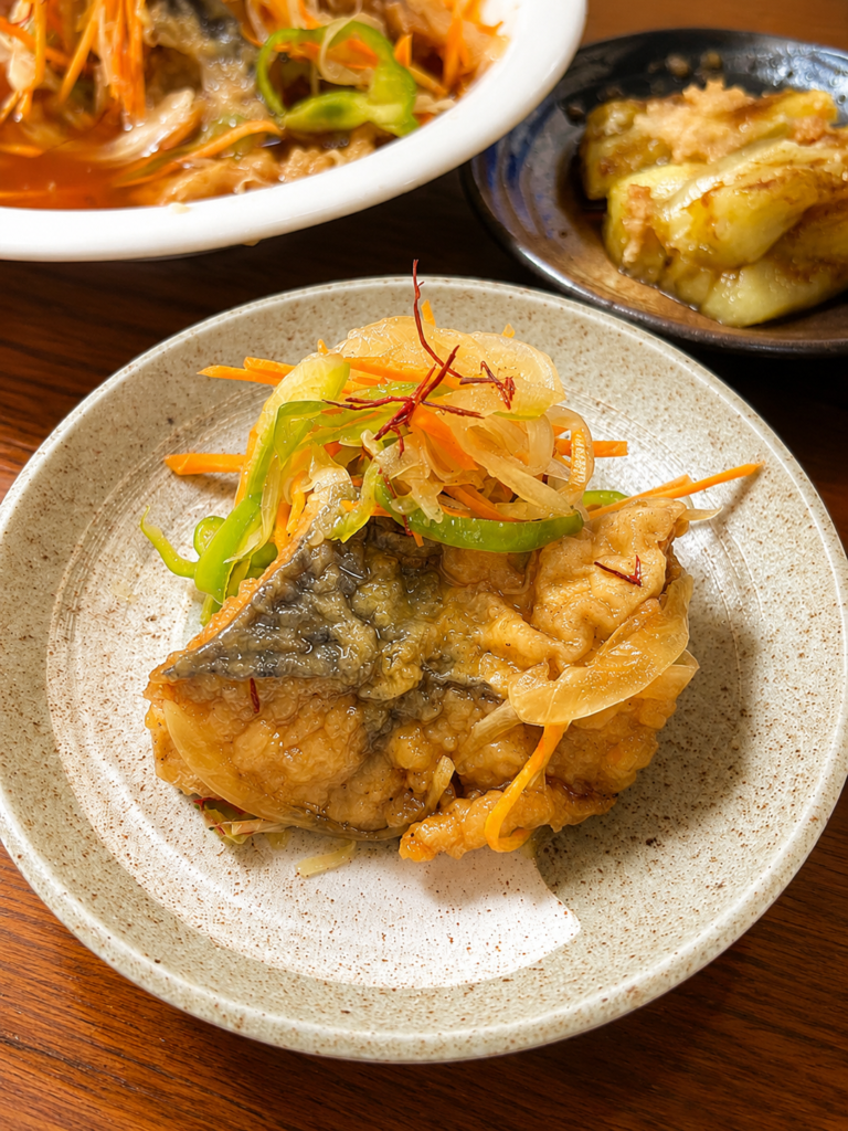 野菜をのせて小皿に取り分けた塩さばの南蛮漬け