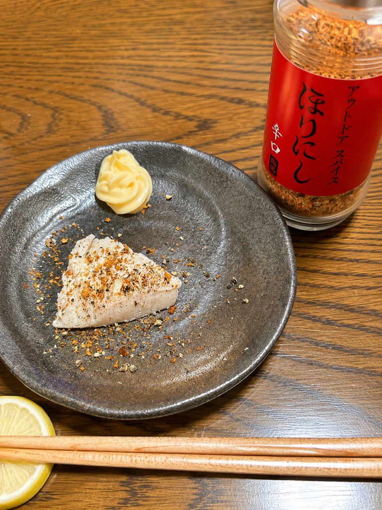 赤ほりにしをかけたコストコ鶏むね肉のサラダチキン