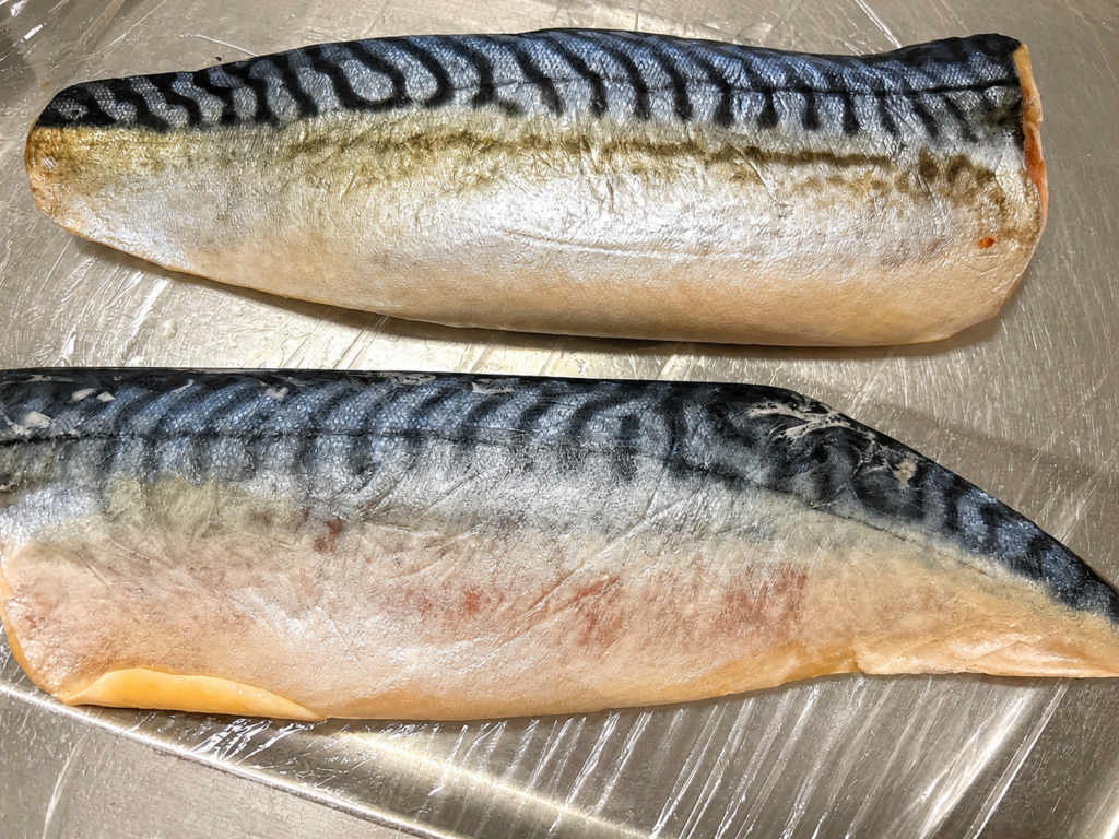 コストコ塩サバを冷凍のまま焼くものと解凍したものを並べて比較
