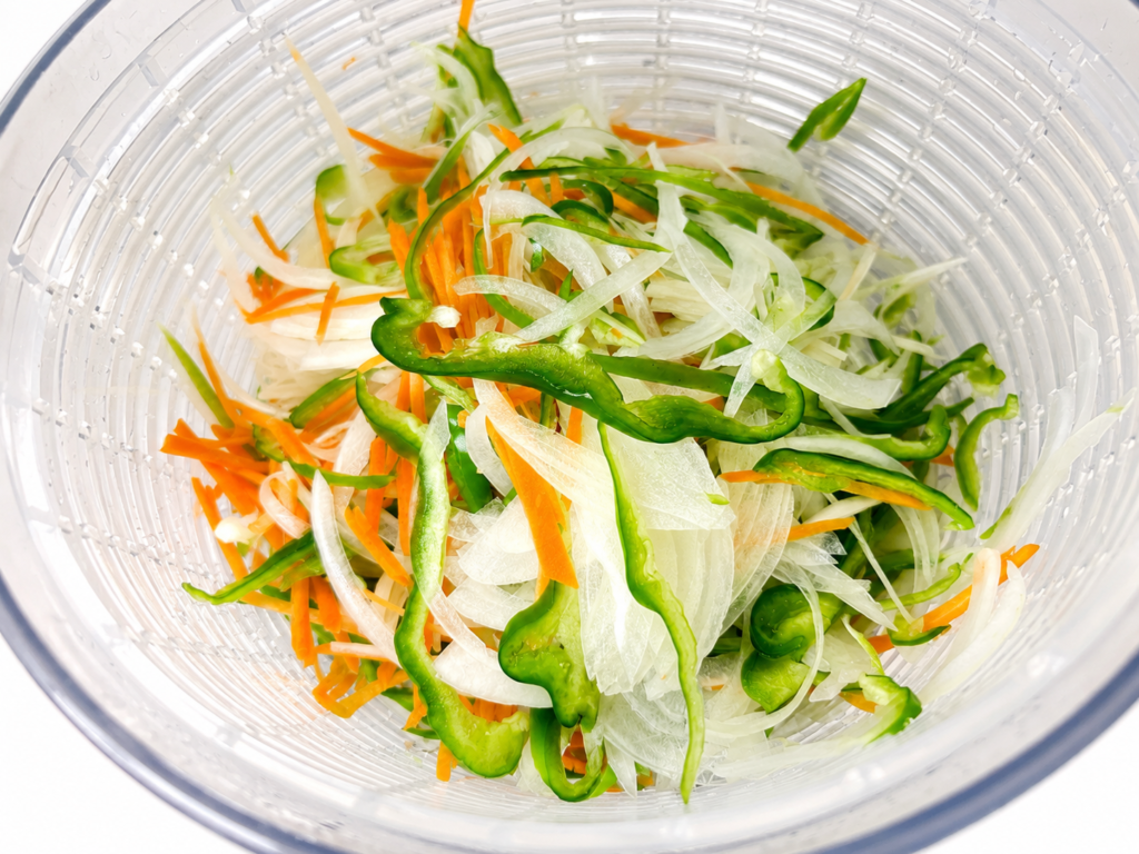 サラダスピナーで水気を切った南蛮漬け用の野菜