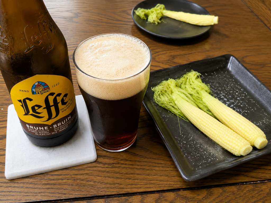 塩を振ったヤングコーンとレフ・ブラウンで楽しむ家飲み