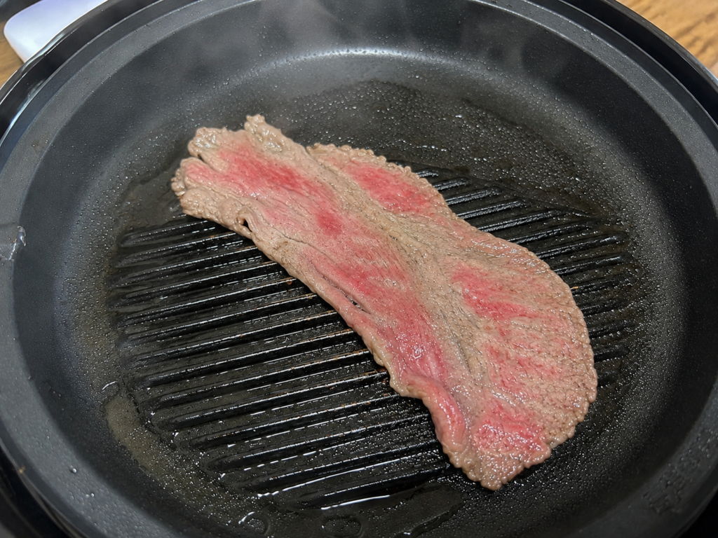 赤みを少し残して焼きしゃぶを焼いている様子