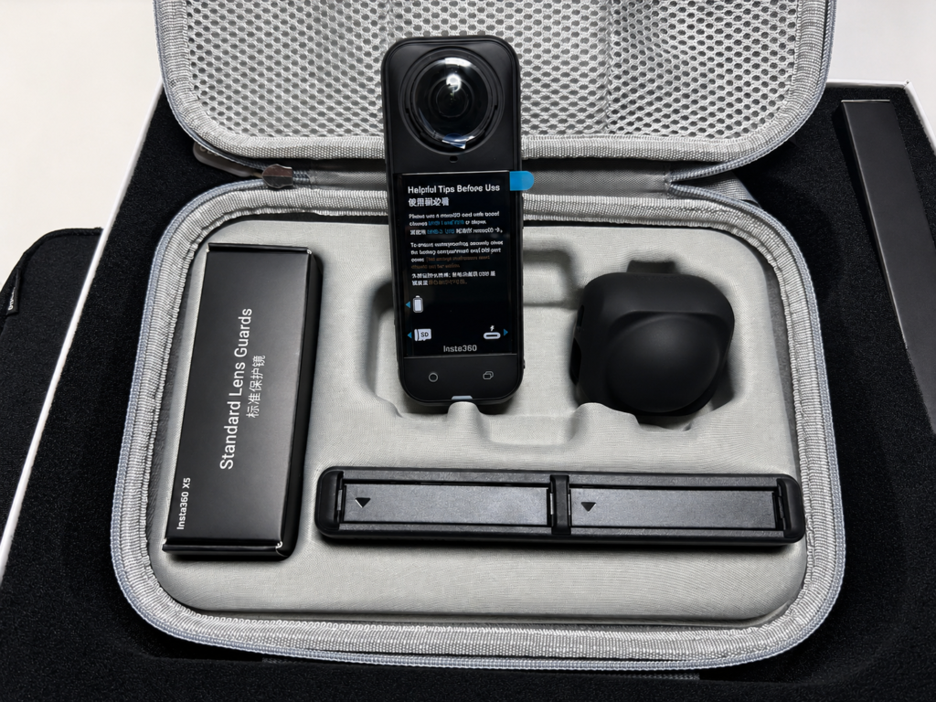 Insta360 X5本体とレンズガードとレンズキャップを収納した専用ケース