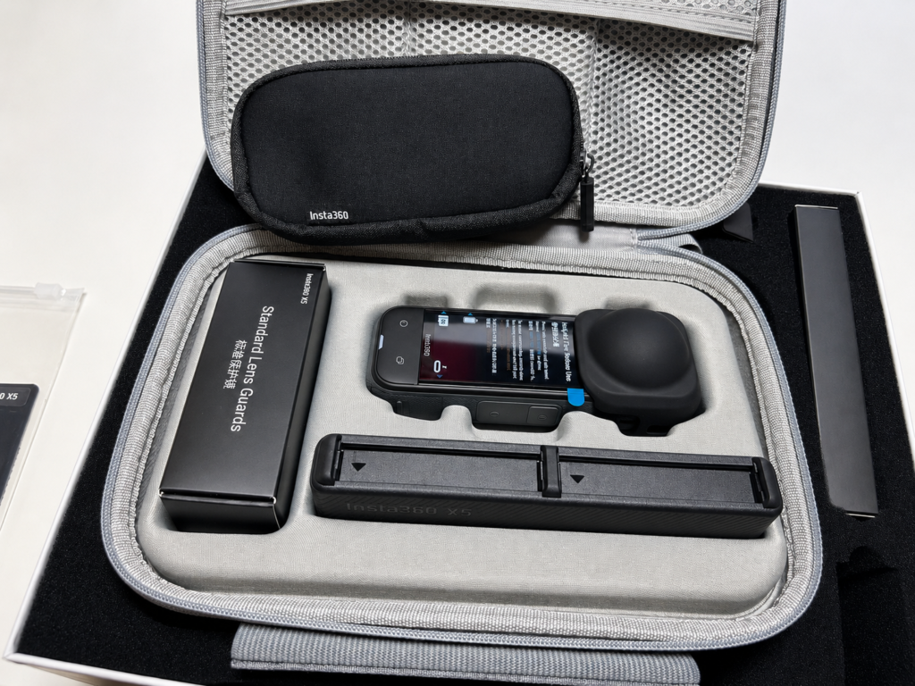 専用収納ケースに入ったInsta360 X5本体と付属品
