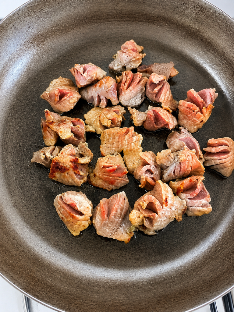 フライパンで砂肝に焼き色を付けている様子