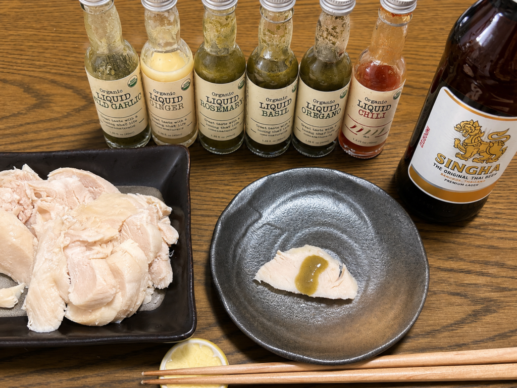 リキッドハーブをかけたサラダチキンとシンハービール