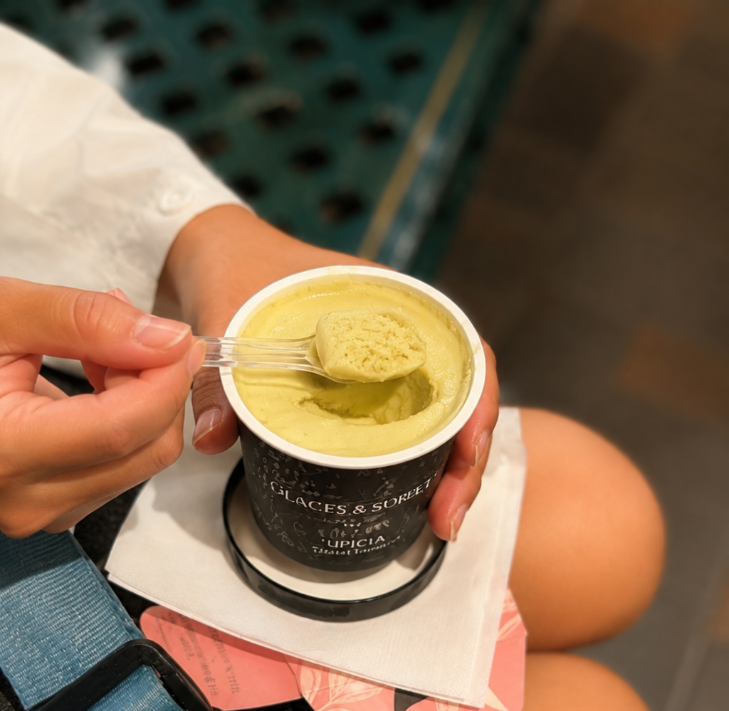 ルピシア 白桃烏龍アイスをベンチで実食