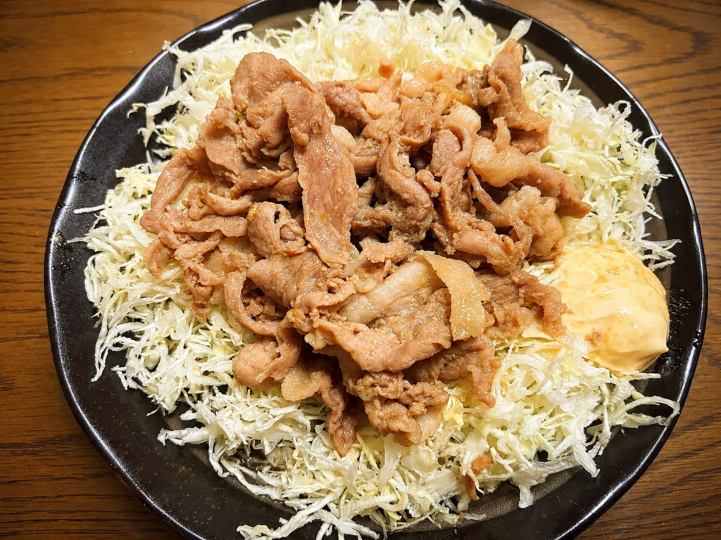 千切りキャベツとマヨネーズを添えた豚の生姜焼き
