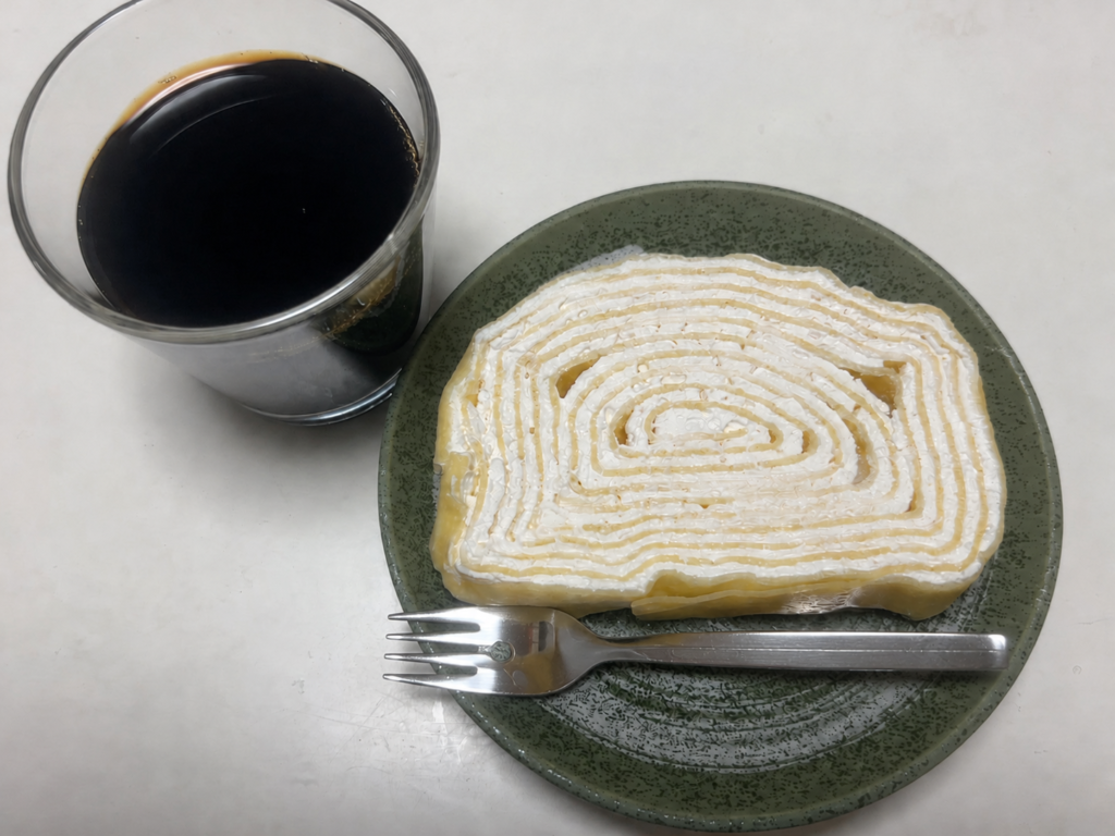 コーヒーと一緒に盛り付けたミルクレープロール