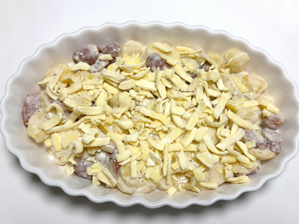 ポテトグラタンにピザ用チーズをのせた焼く前の状態