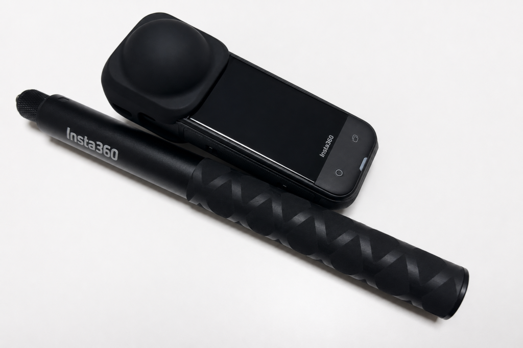 Insta360 X5本体と自撮り棒のセット内容