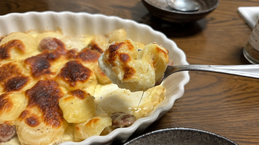焼き上がったポテトグラタンをスプーンですくった様子