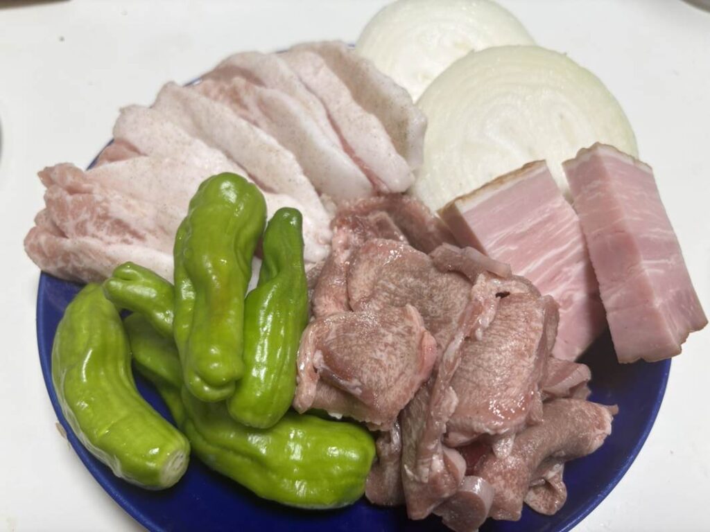 家焼肉用の豚トロ、豚タン、ベーコン、ししとう、玉ねぎ