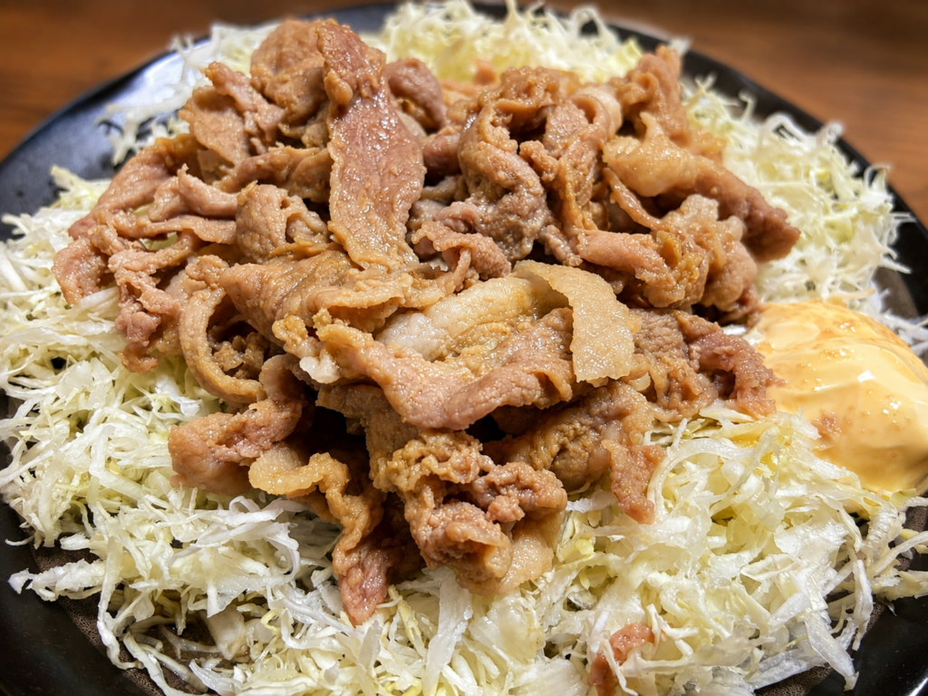 豚の生姜焼きをたっぷり盛り付けた生姜焼きのアップ