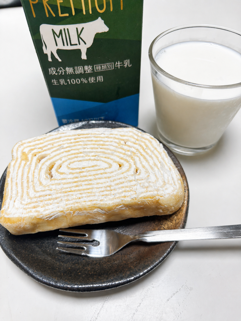 牛乳と半解凍のミルクレープロール