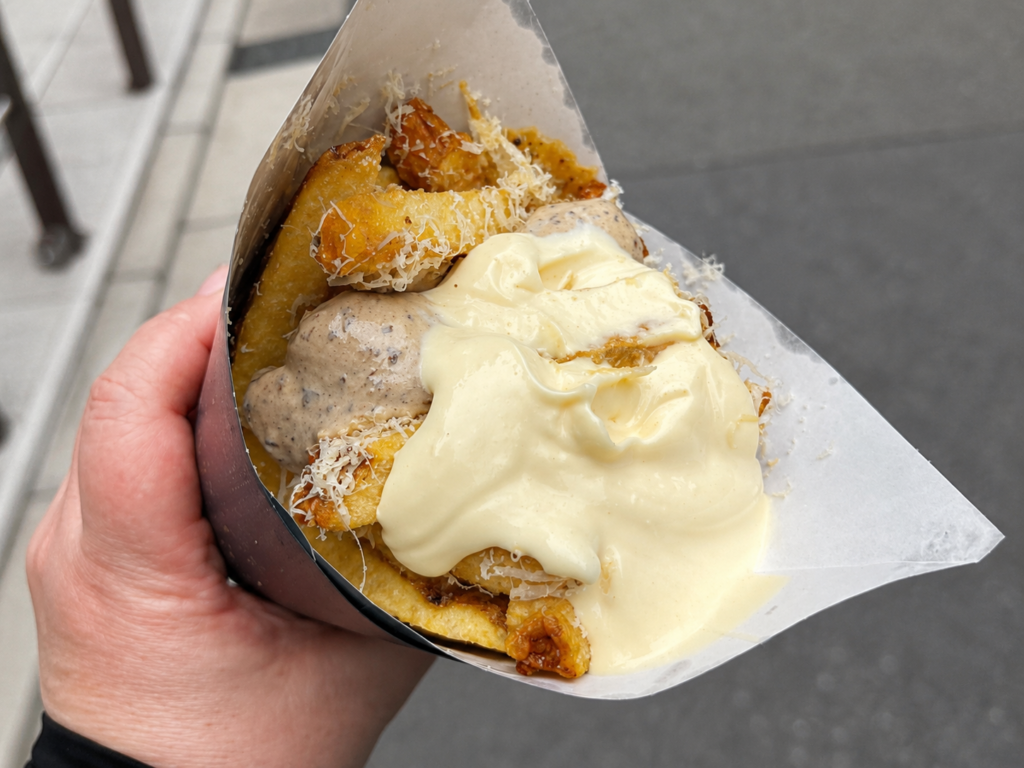 トリュフとサワークリームオニオンにゴーダチーズを追加したフリッツ
