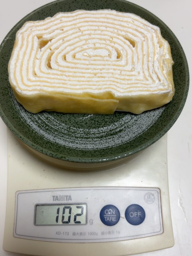 約2.5cm幅に切り分けた102gのミルクレープロール