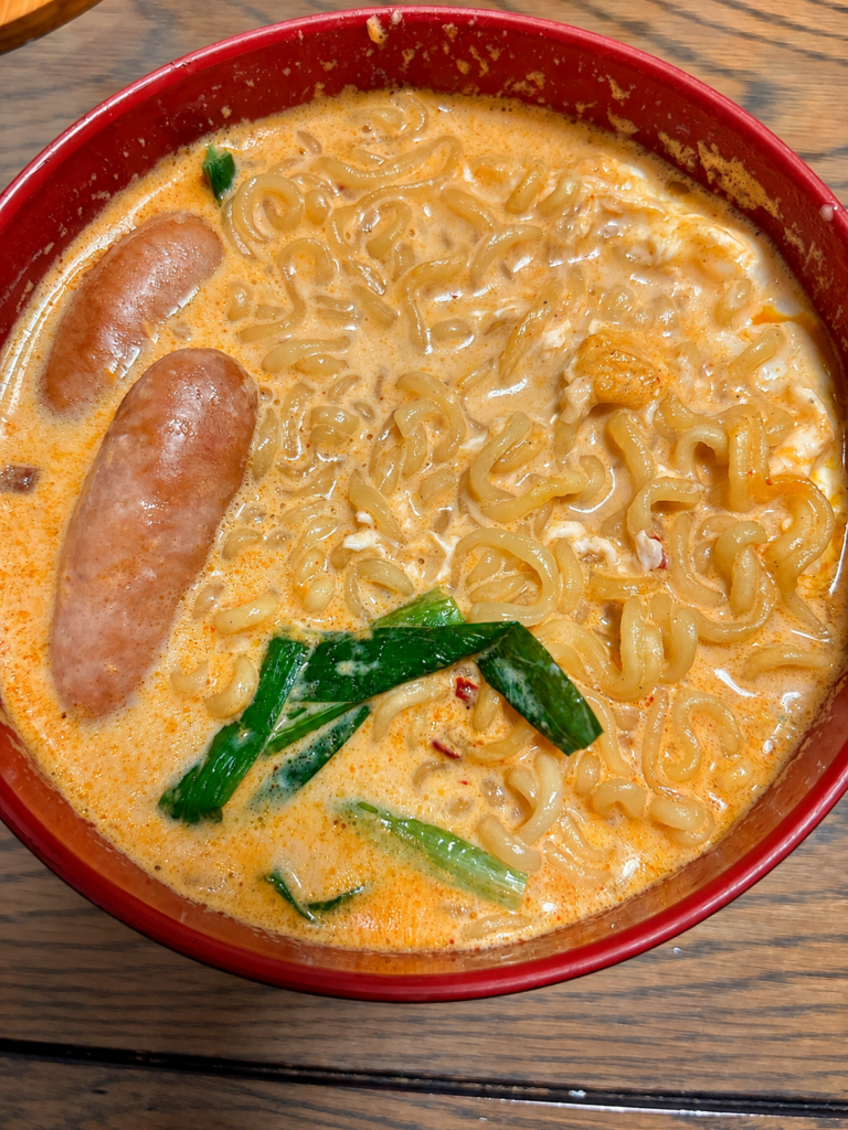 水と牛乳1対1で作ったウインナーと卵入り辛ラーメン
