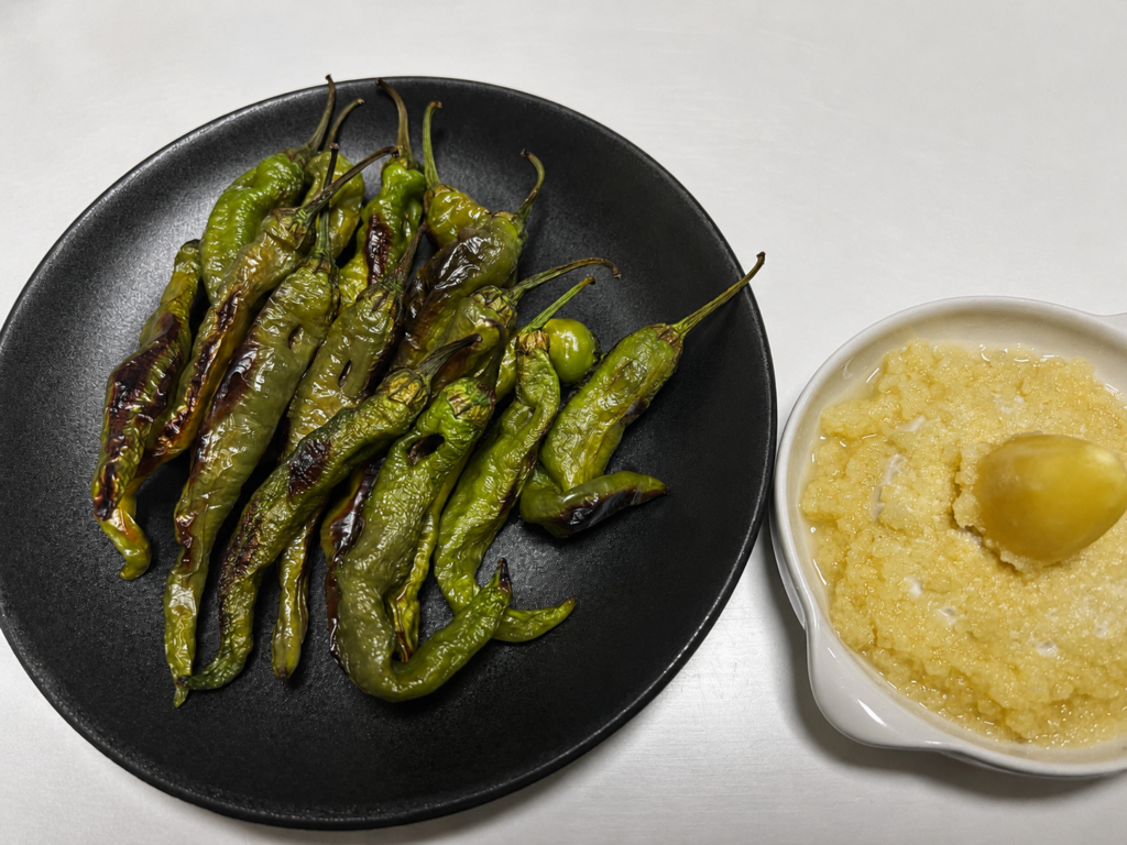 大根おろしとおろし生姜を添えた素焼きのししとう
