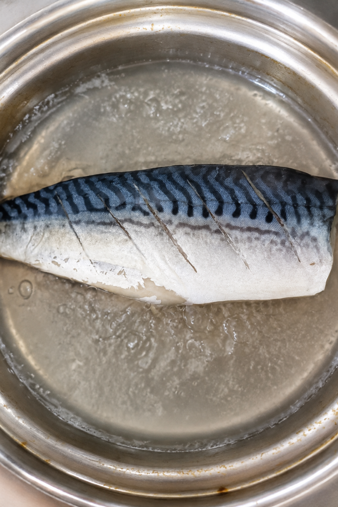 コストコの塩さばフィレを水と酒で煮る様子