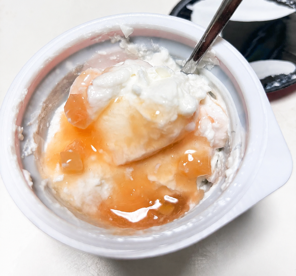 オイコス ピーチ味のピーチソースと角切りピーチ