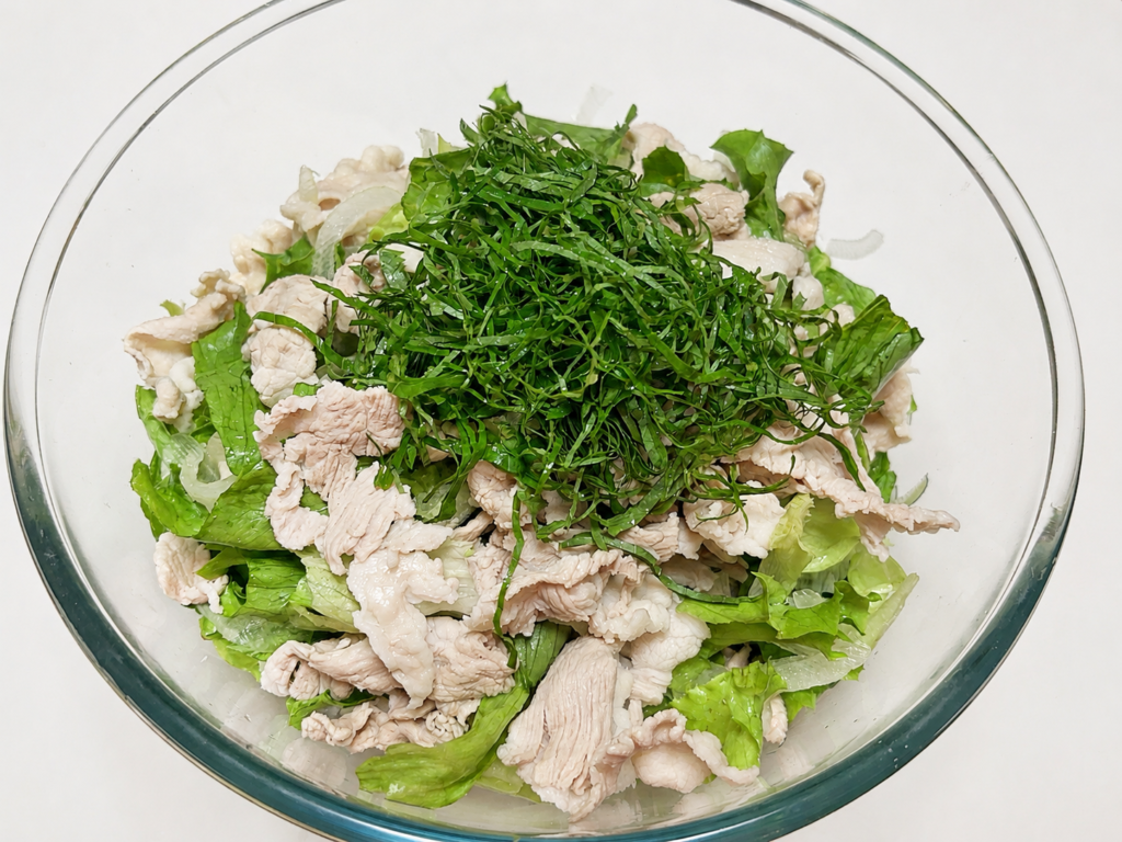 レタス・玉ねぎ・セロリと青じそを使った豚しゃぶサラダ