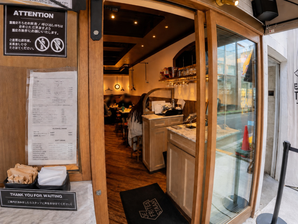 DE FRITES STAAN HARAJUKUの店内入口と客席