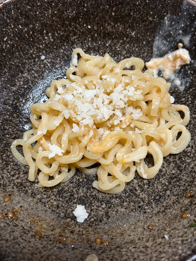 牛乳入り辛ラーメンにコストコのパルミジャーノをかけたところ