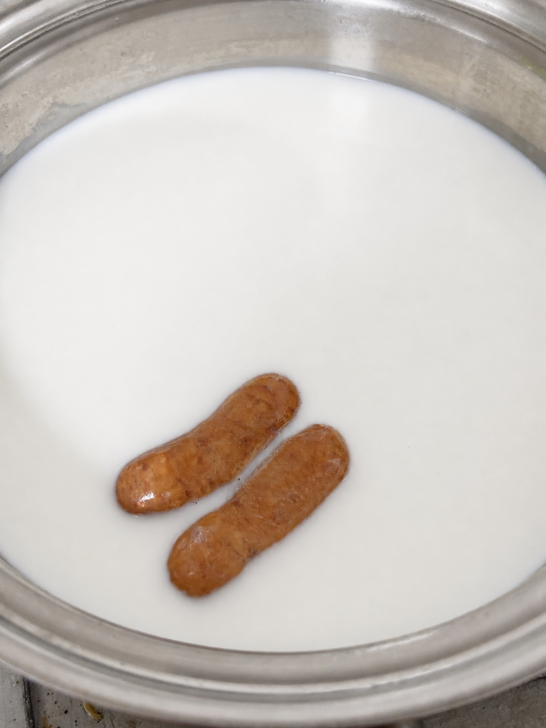 鍋に水と牛乳を1対1で入れてウインナーを加えたところ