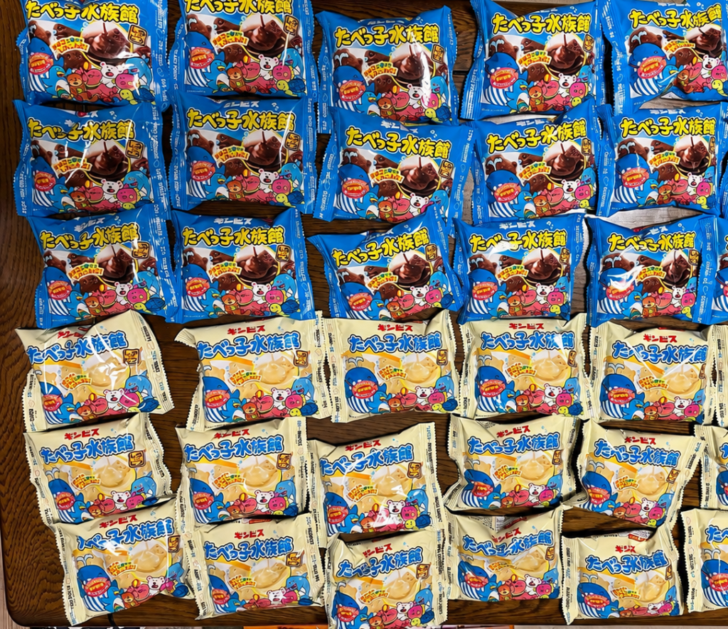 たべっ子水族館40袋入りを開封して並べたチョコ味とホワイトチョコ味の個包装