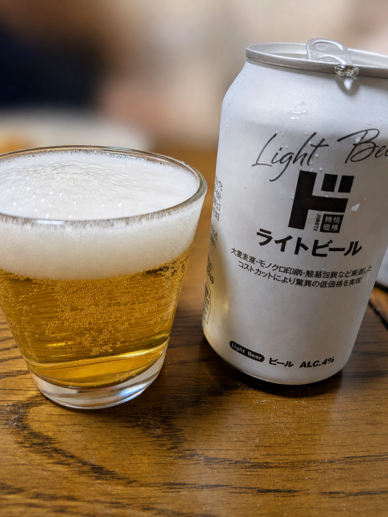 ドンキのライトビールをグラスに注いだ実飲写真