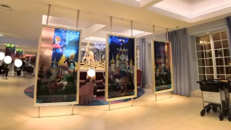 セレブレーションホテルのロビーに並ぶディズニーアート