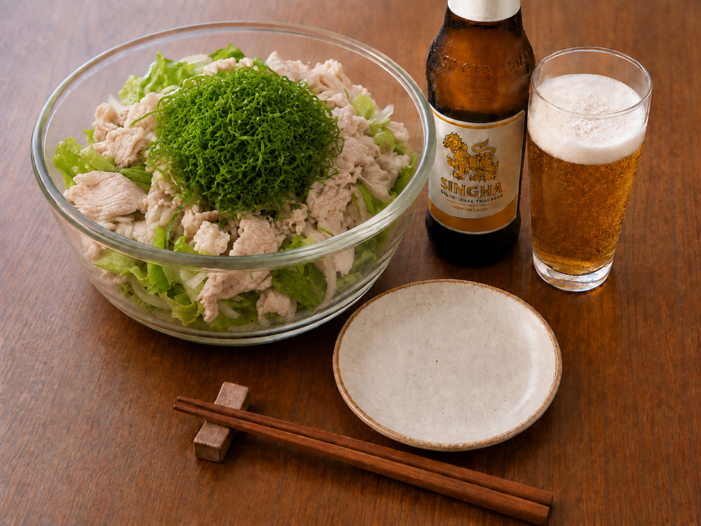 青じそを中央に盛り付けた豚しゃぶサラダとシンハービール