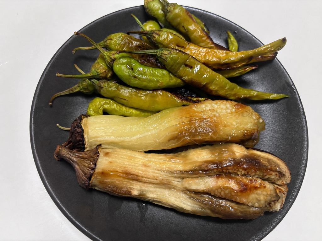 焼きなすと素焼きのししとうを盛りつけた野菜のおつまみ