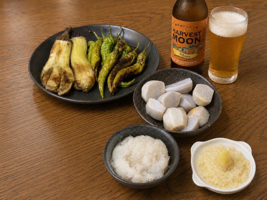 家飲みのおつまみに用意した新里芋の塩茹で焼きなすと素焼きのししとうを盛りつけた野菜のおつまみ
