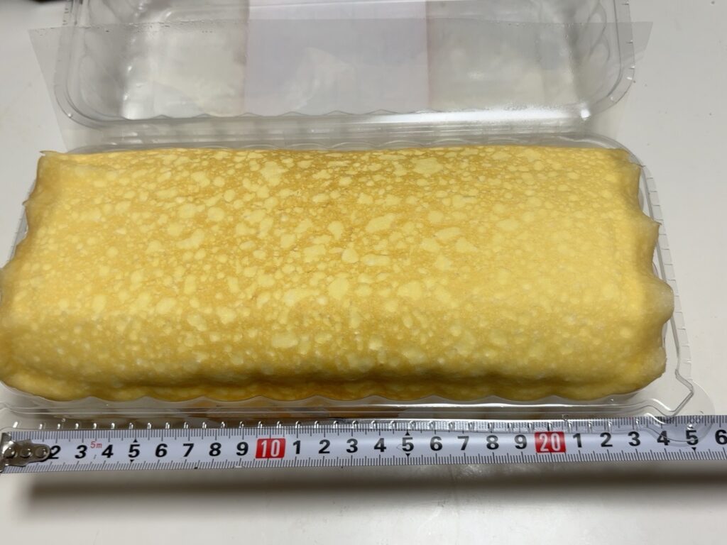 長さ約24cmのミルクレープロール