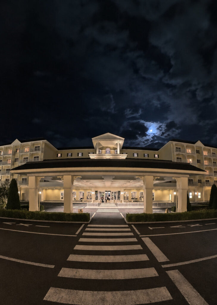 夜空と月を背景にしたディズニーセレブレーションホテル・ウィッシュの正面玄関